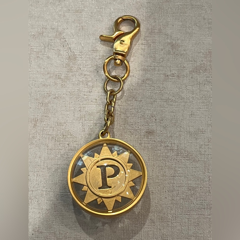 Parazul golden ‘P’ compass style bag charm. Fair